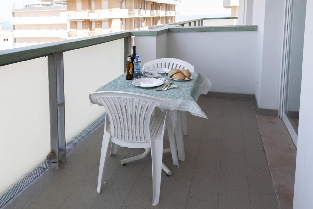 Residence Hotel Club House Cattolica Bagian luar foto