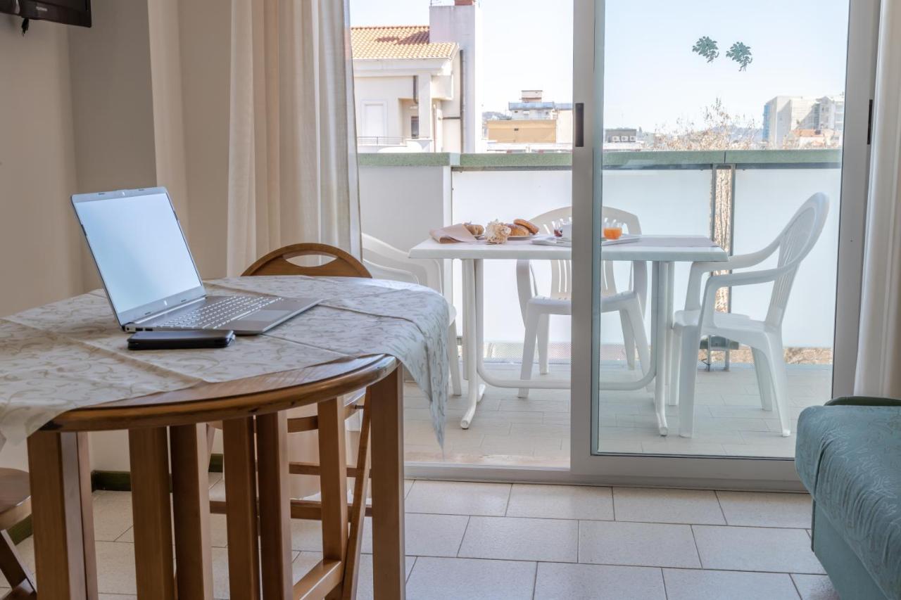 Residence Hotel Club House Cattolica Bagian luar foto