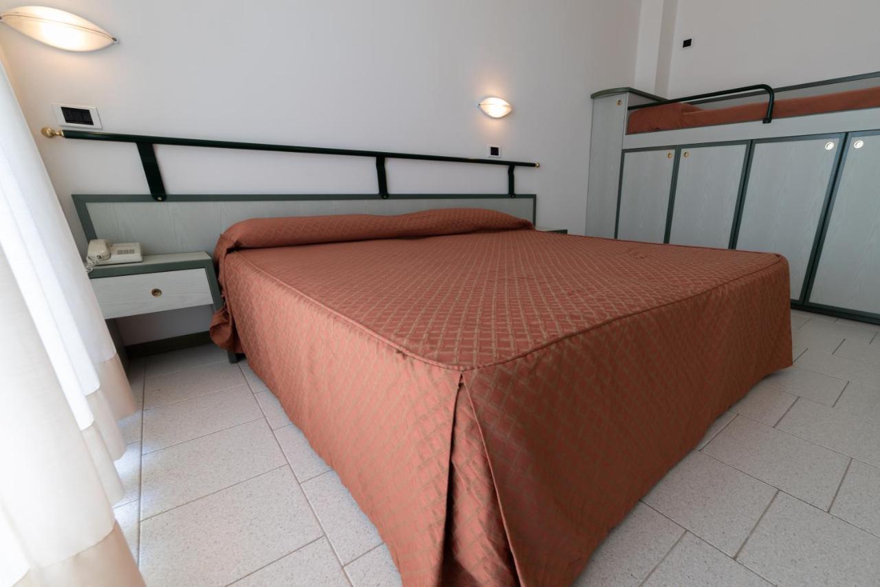 Residence Hotel Club House Cattolica Bagian luar foto