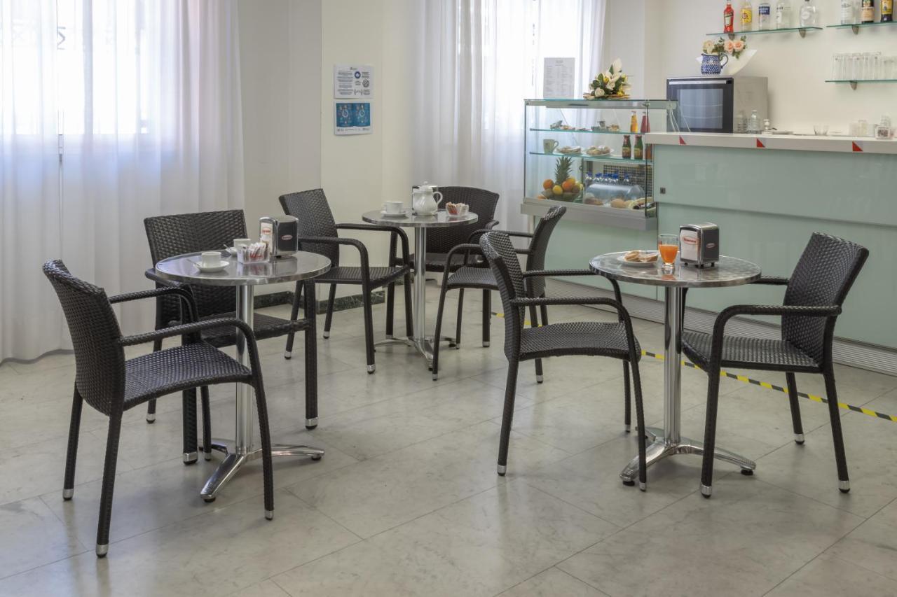Residence Hotel Club House Cattolica Bagian luar foto