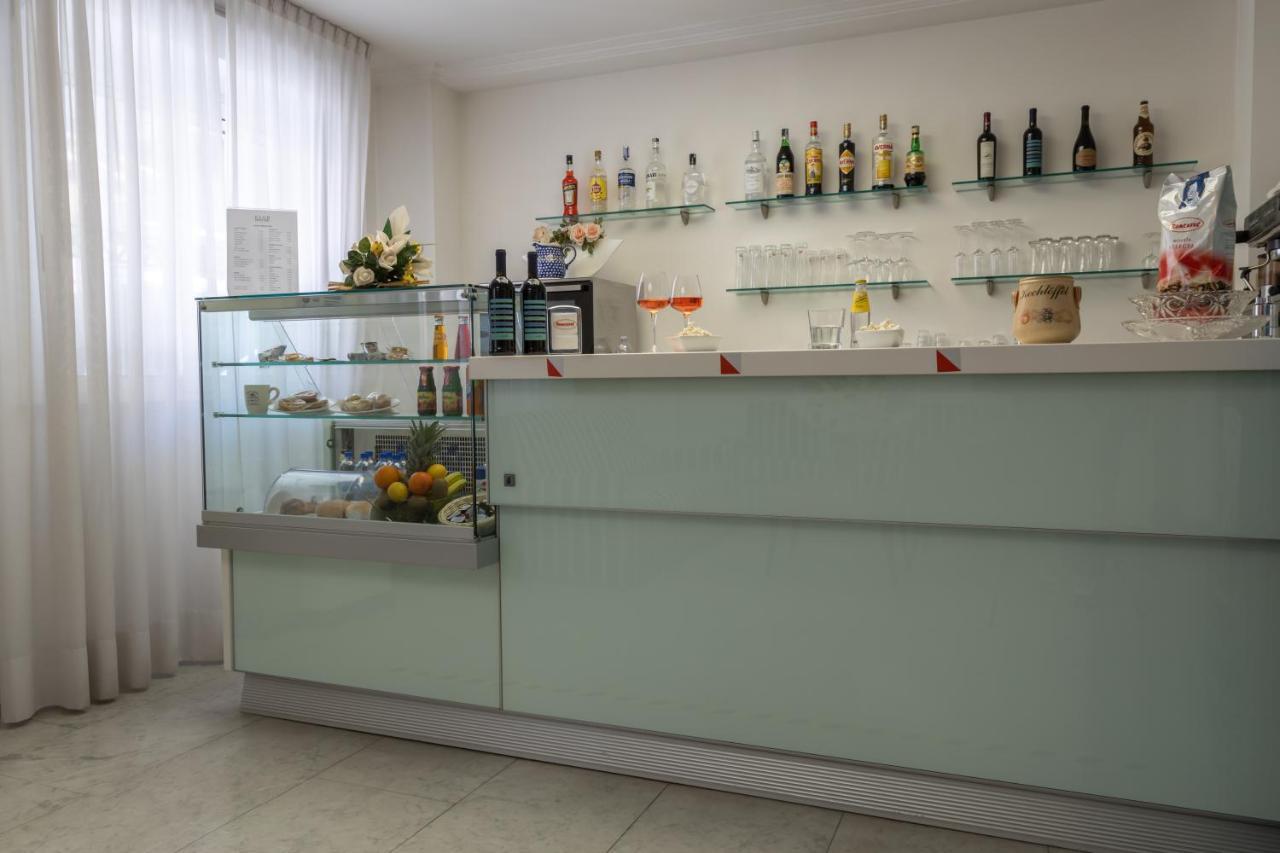 Residence Hotel Club House Cattolica Bagian luar foto