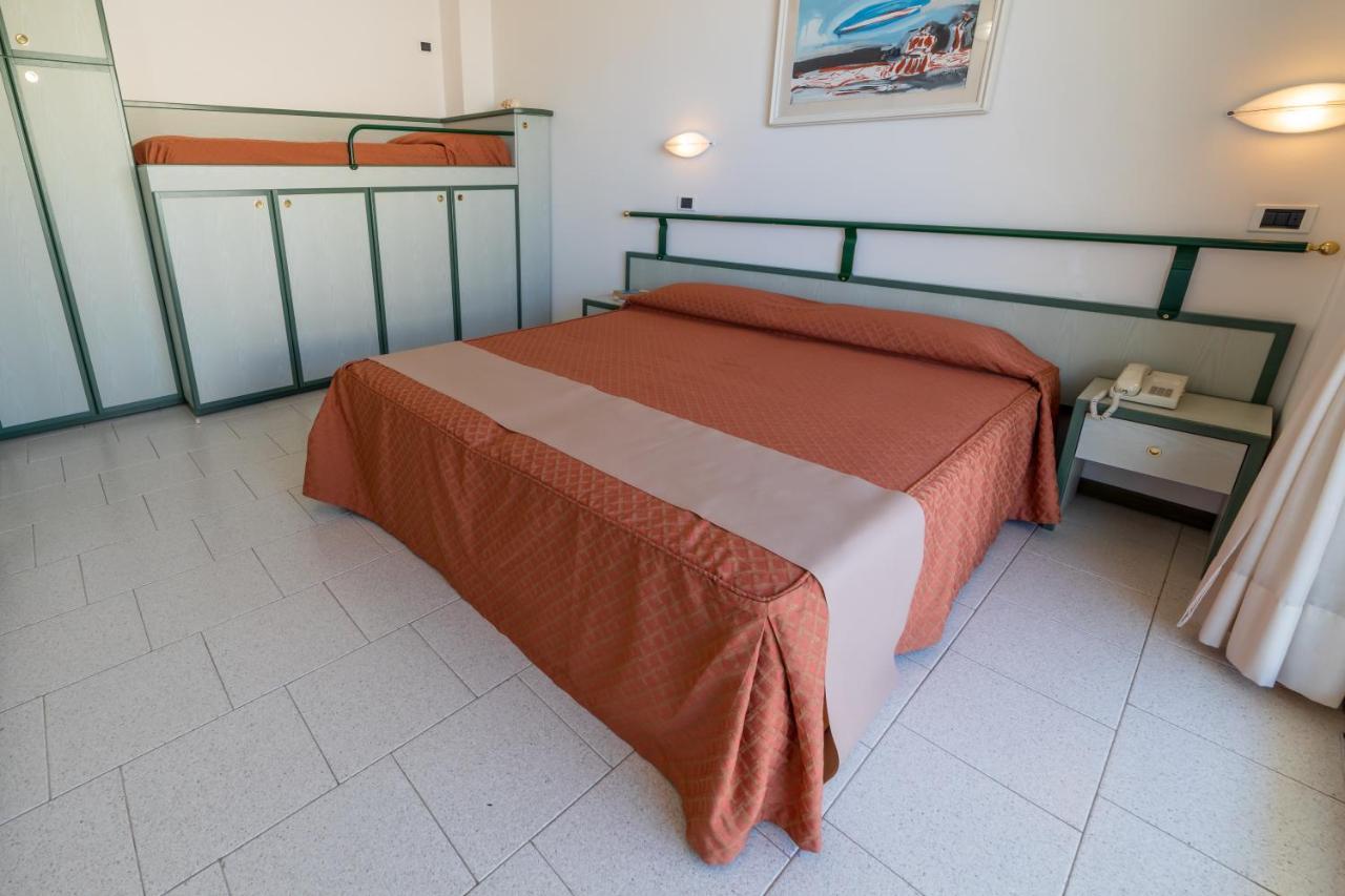 Residence Hotel Club House Cattolica Bagian luar foto