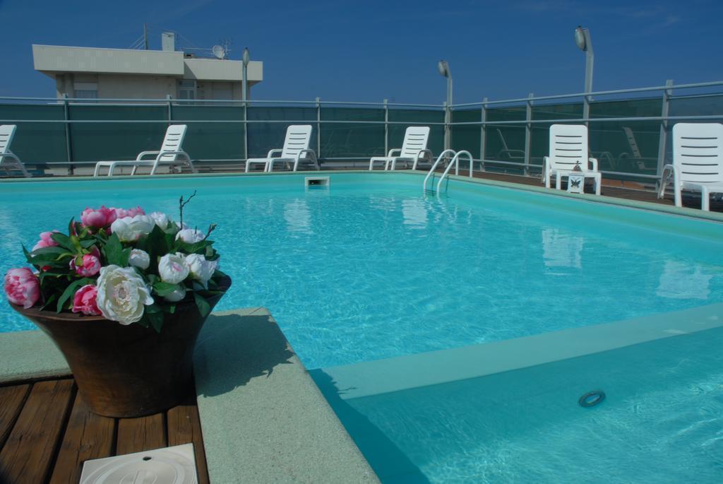 Residence Hotel Club House Cattolica Bagian luar foto