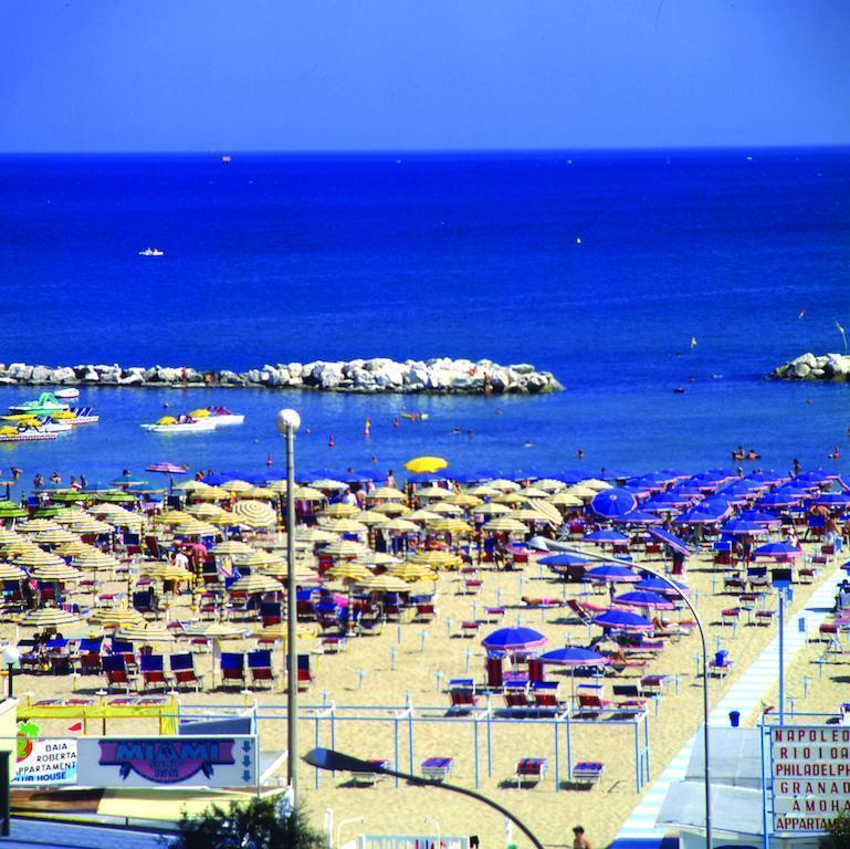 Residence Hotel Club House Cattolica Bagian luar foto