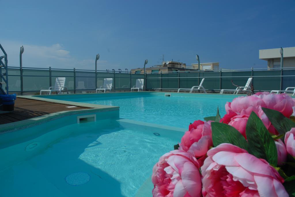 Residence Hotel Club House Cattolica Bagian luar foto